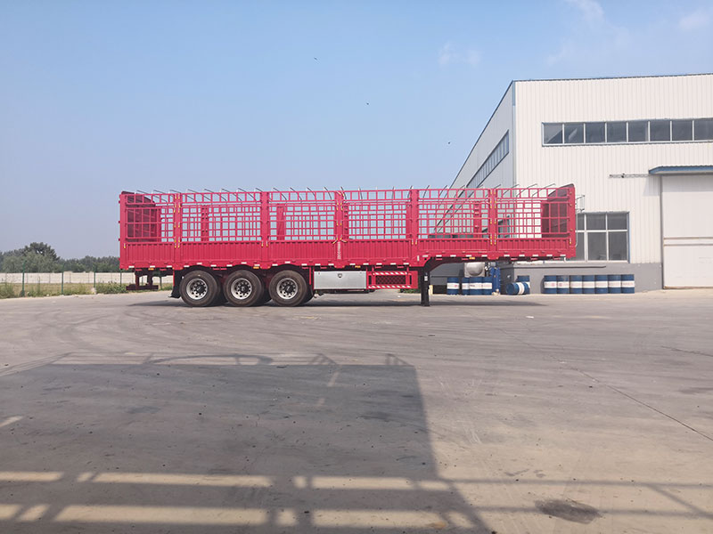 倉欄式運輸半掛車